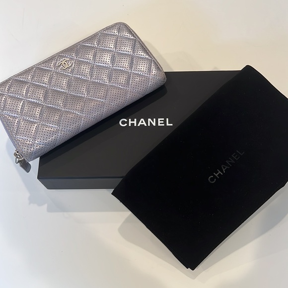 🔥RARE CHANEL IRIDESCENT SILVERY/PURPLE ZIP AROUND WALLET FULL INCLUSION 🔥 - Picture 16 of 16